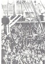 fig.54 - Emigranti meridionali in partenza dal porto di Napoli. Inizio 1900.
